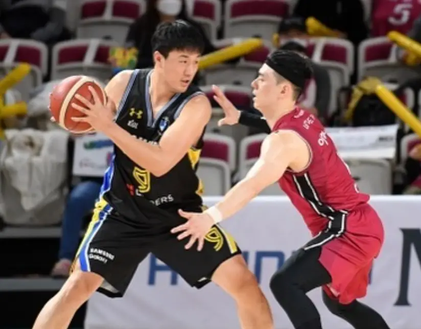 솔로지옥 3 - 검쟁색 민소매 유니폼에 검정색 유니폼 반바지를 입고 농구공을 들고 있는 상대방을 빨간색 민소매 반바지의 유니폼을 입고 레깅스를 입은 숏컷트를 한 이관희가 방어하고 있는 모습