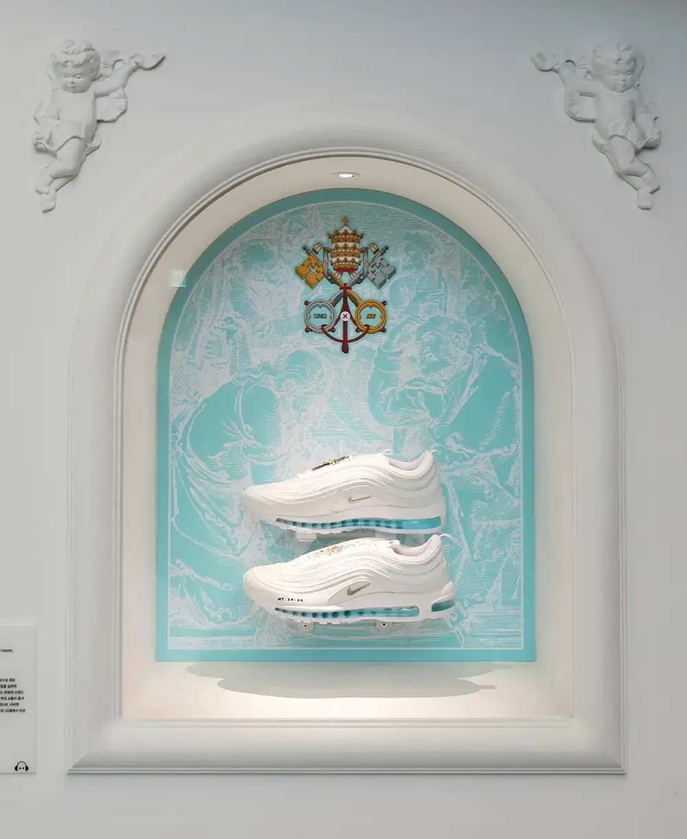 밑창에-성수를-넣어-만든-하얀색-나이키-성수-운동화