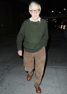 걸어오다가 찍힌 우디 앨런