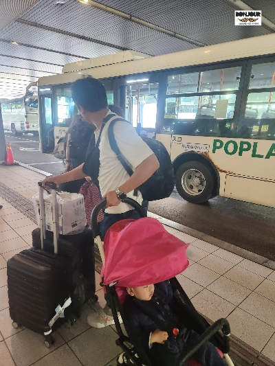 일본 삿포로 산치토세공항에서 유모차를 끌고 다니는 아빠