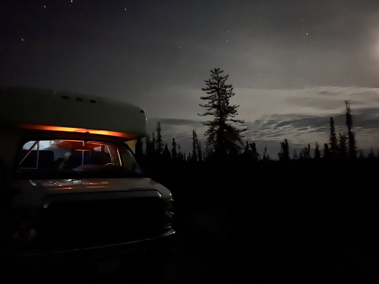 구름 가득낀 하늘. 오로라가 보이지 않는다.