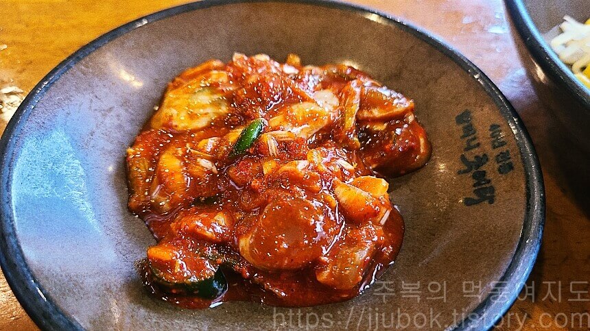 할머니-추어탕-밑반찬-어릭굴젓