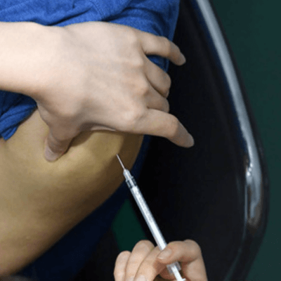 화이자-백신을-팔에-접종하는-사진