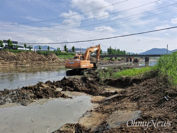 하천 준설공사 사진 ; 포크레인이 하천 바닥을 긁는 사진