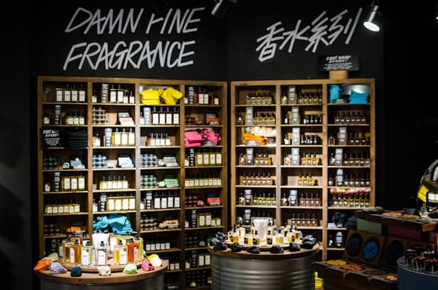 러쉬(Lush), 포장을 벗고 지속가능한 아름다움을 입다
