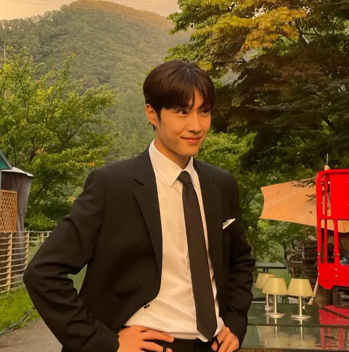 밤에피는꽃- 검정색 쟈켓 흰셔츠 검은넥타이 두손을 허리춤에 걸치고 옆을 보며 미소짓는 이종원