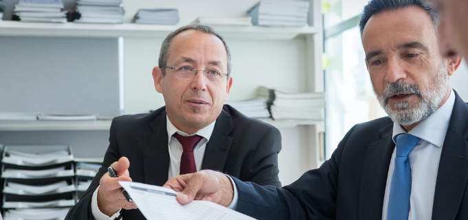 사무를 보는 어르신들의 사진