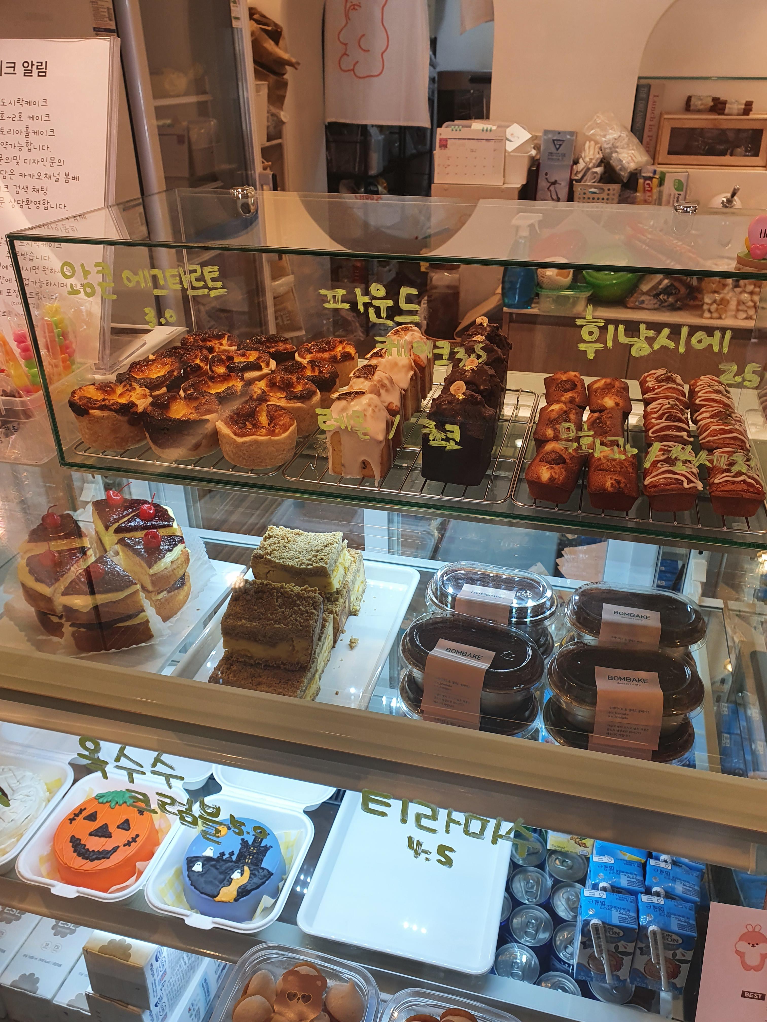 원내동 카페 봄베이크에서 판매중인 조각케익 빅토리아 케이크, 옥수수크럼블, 티라미수