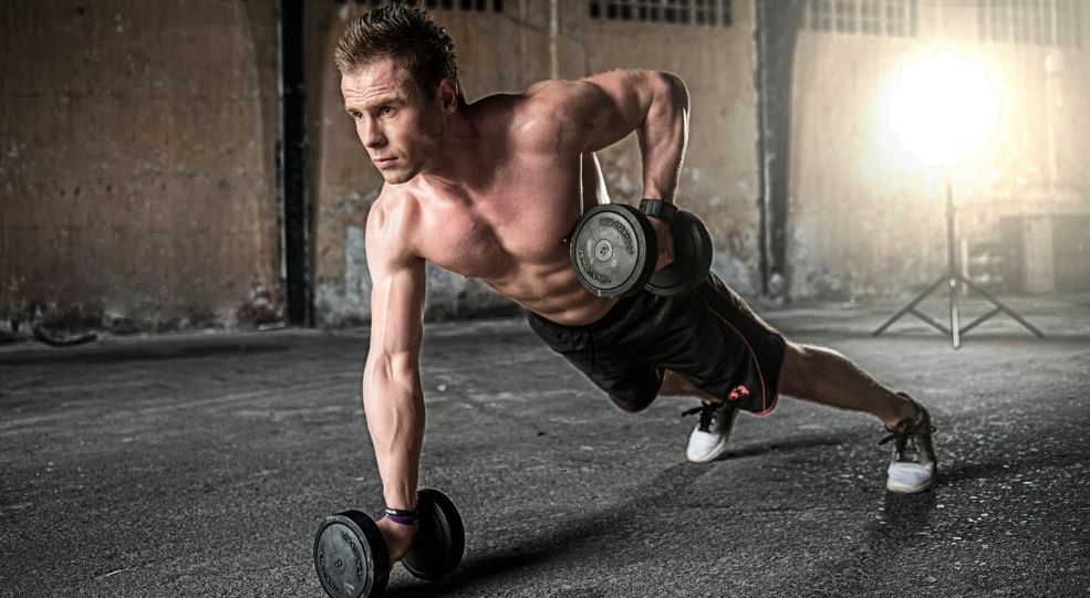 고혈압 예방을 위해 운동하는 남성