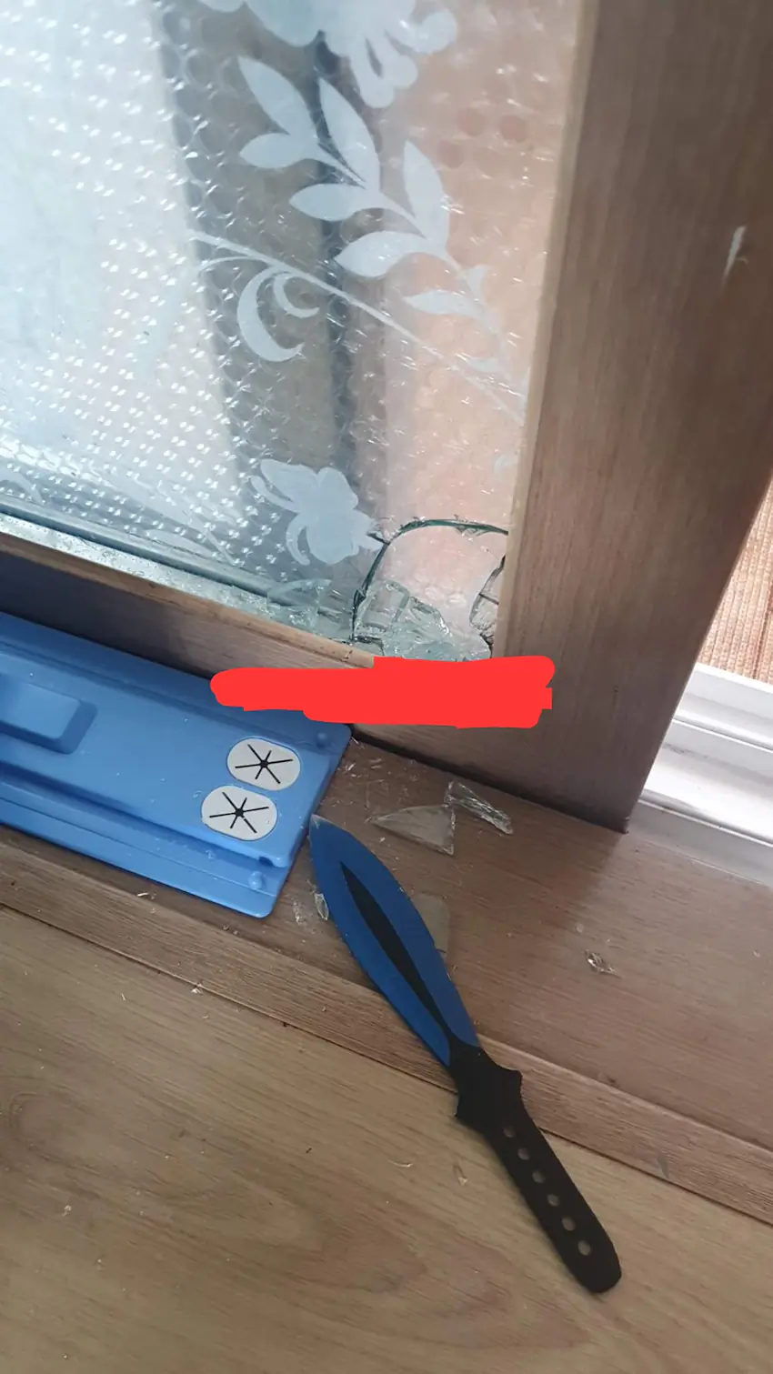 수능 모히칸 머리 나이프로 창문 깸