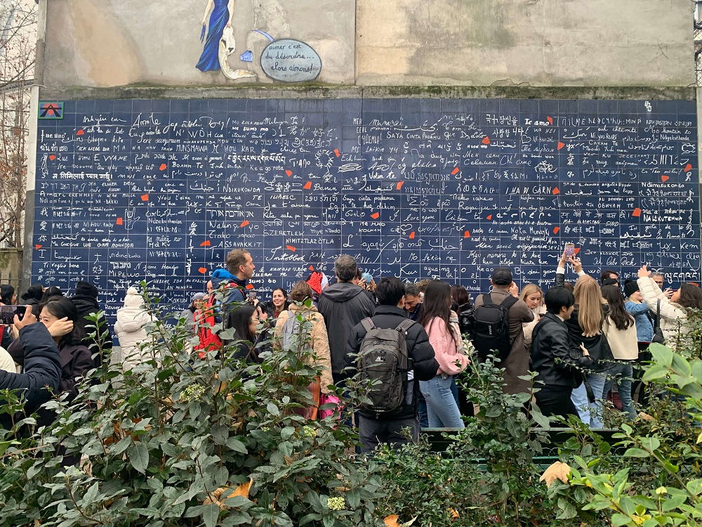 파리 샤크레쾨르 대성당 근처의 사랑의 벽