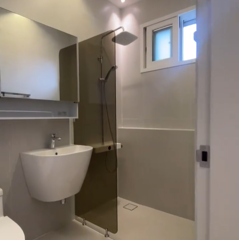 화장실과 같이 있는 샤워장