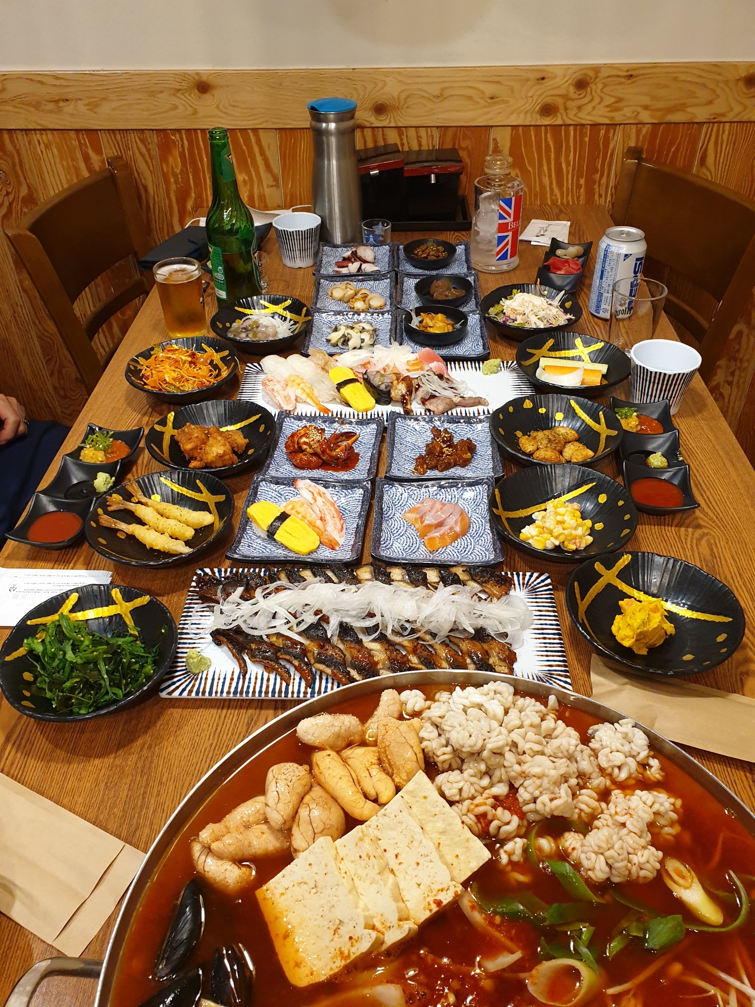 테이블위의 음식들