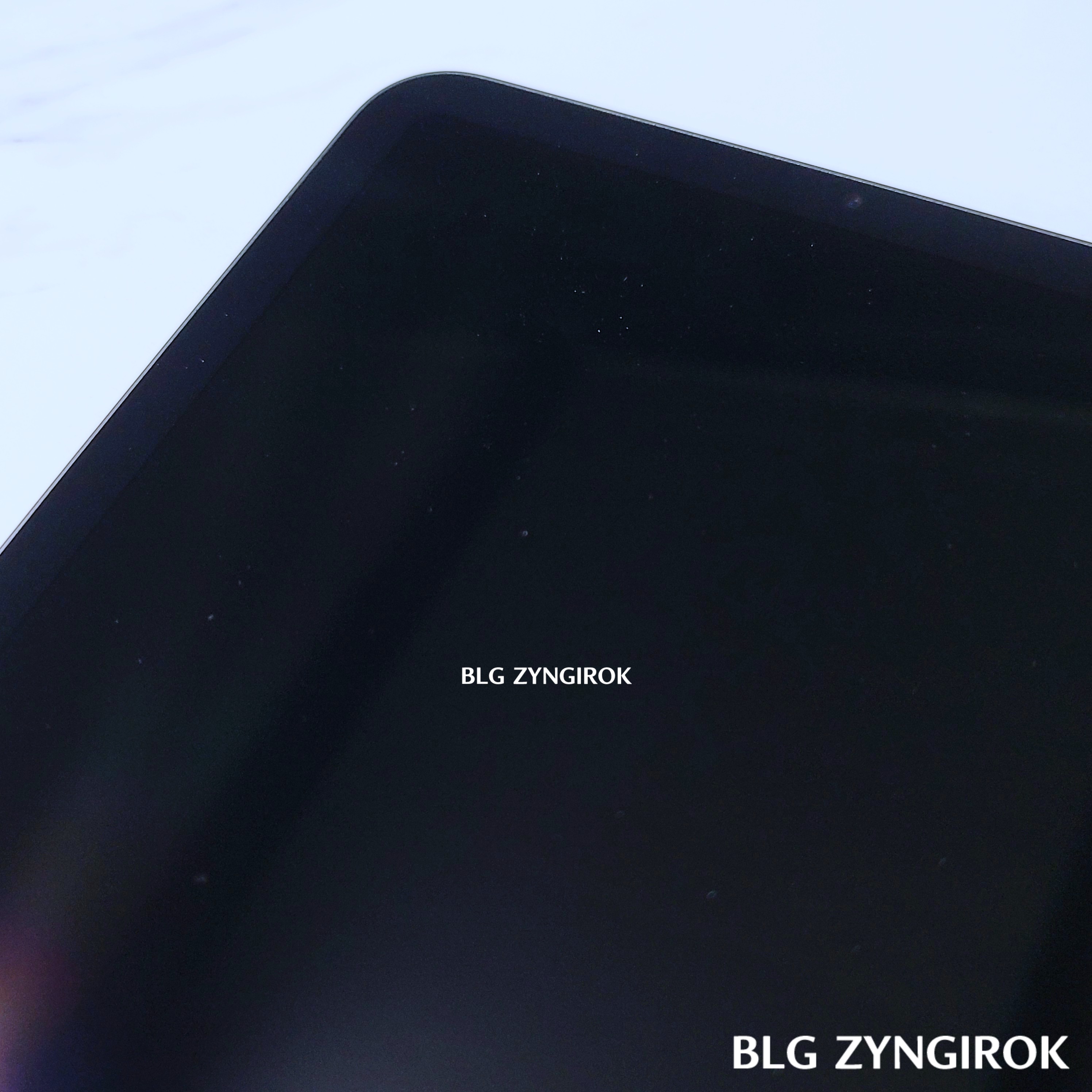 아이패드 미니 액정 위 먼지들 모습이다.