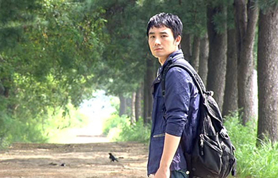 뒤돌아보는-엄태웅