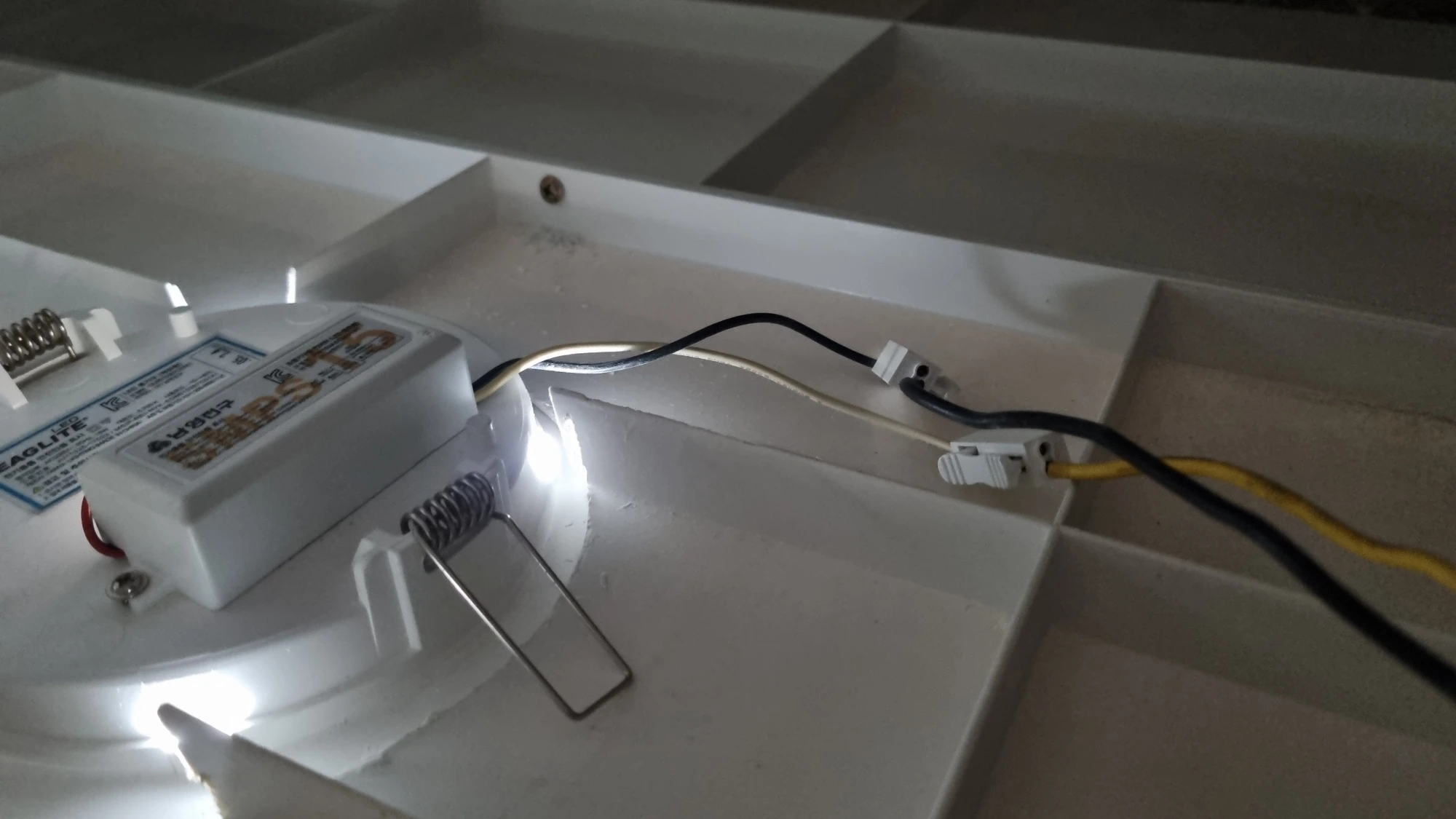 화장실 LED 매립등 전선 모습