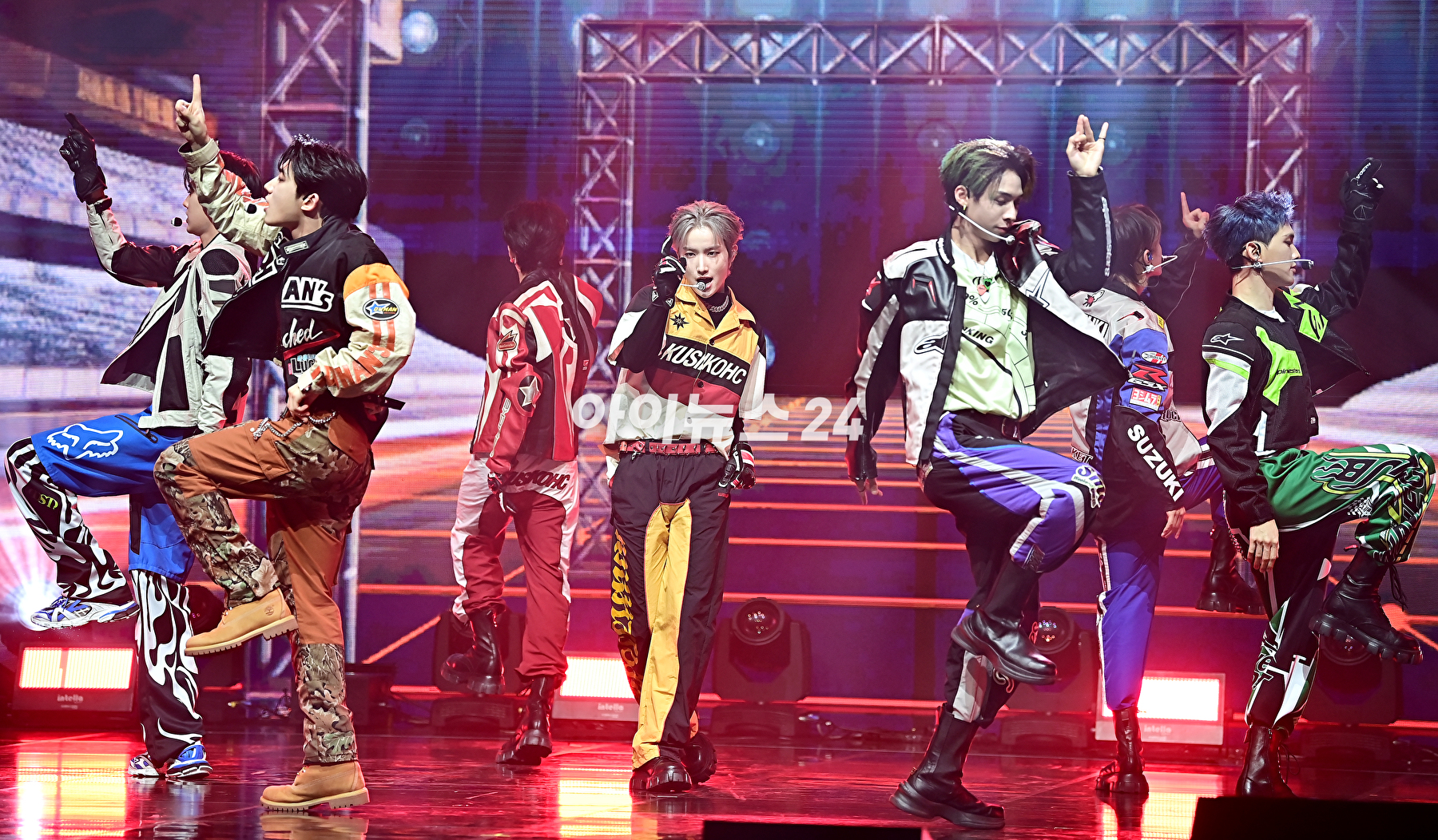 그룹 템페스트(TEMPEST)가 20일 오후 서울 목동 로운아트홀에서 열린 첫 번째 싱글 앨범 '폭풍 속으로' 쇼케이스에서 포토타임을 갖고 있다. [사진=곽영래 기자]