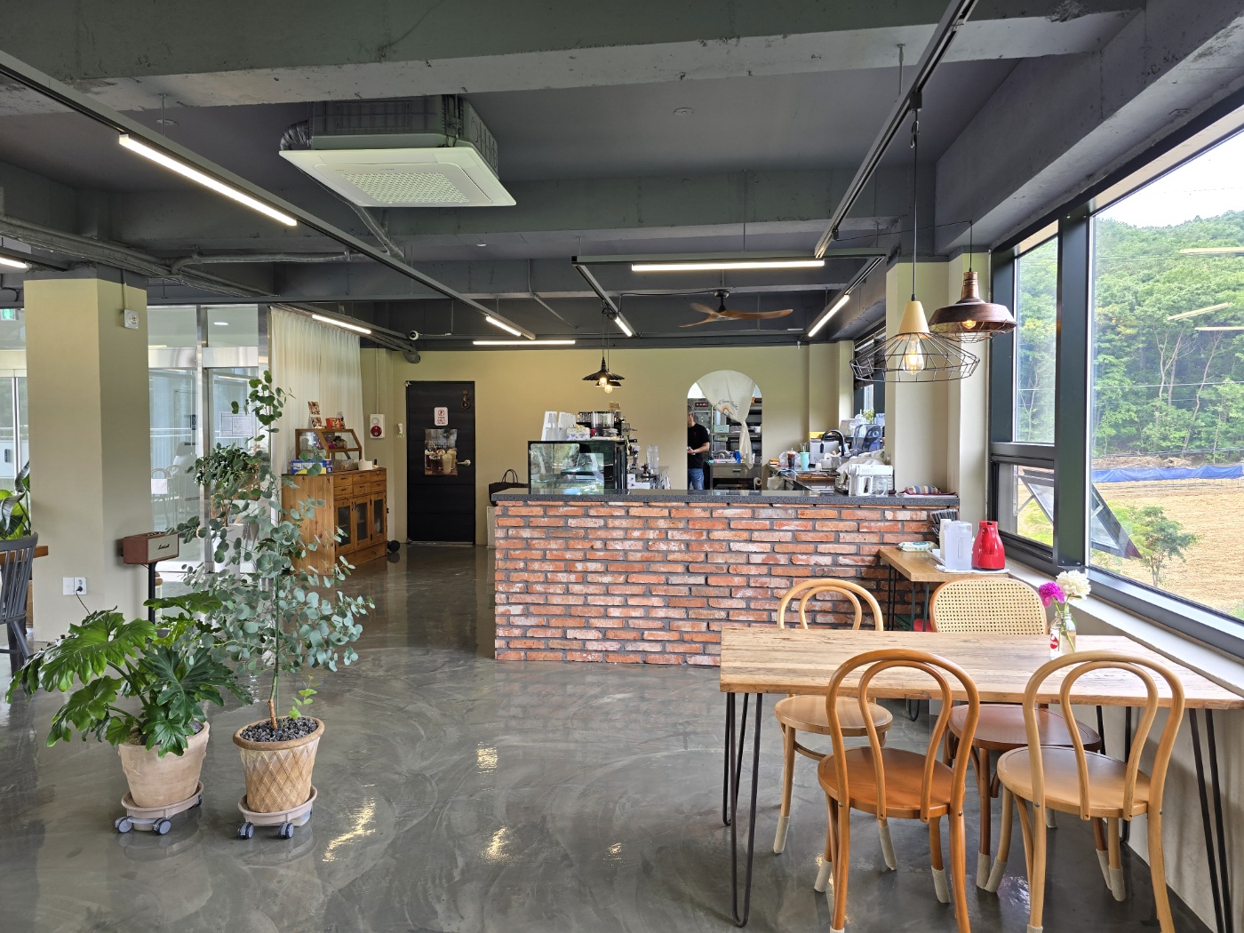 카운터와 주방이보여요