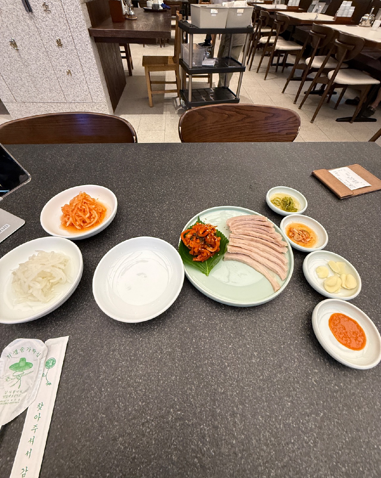 테이블웨어, 테이블, 음식, 플래터, 식사, 접시, 가구, 텍스트, 사발, 식기, 패스트푸드, 점심, 실내, 의자, 바닥