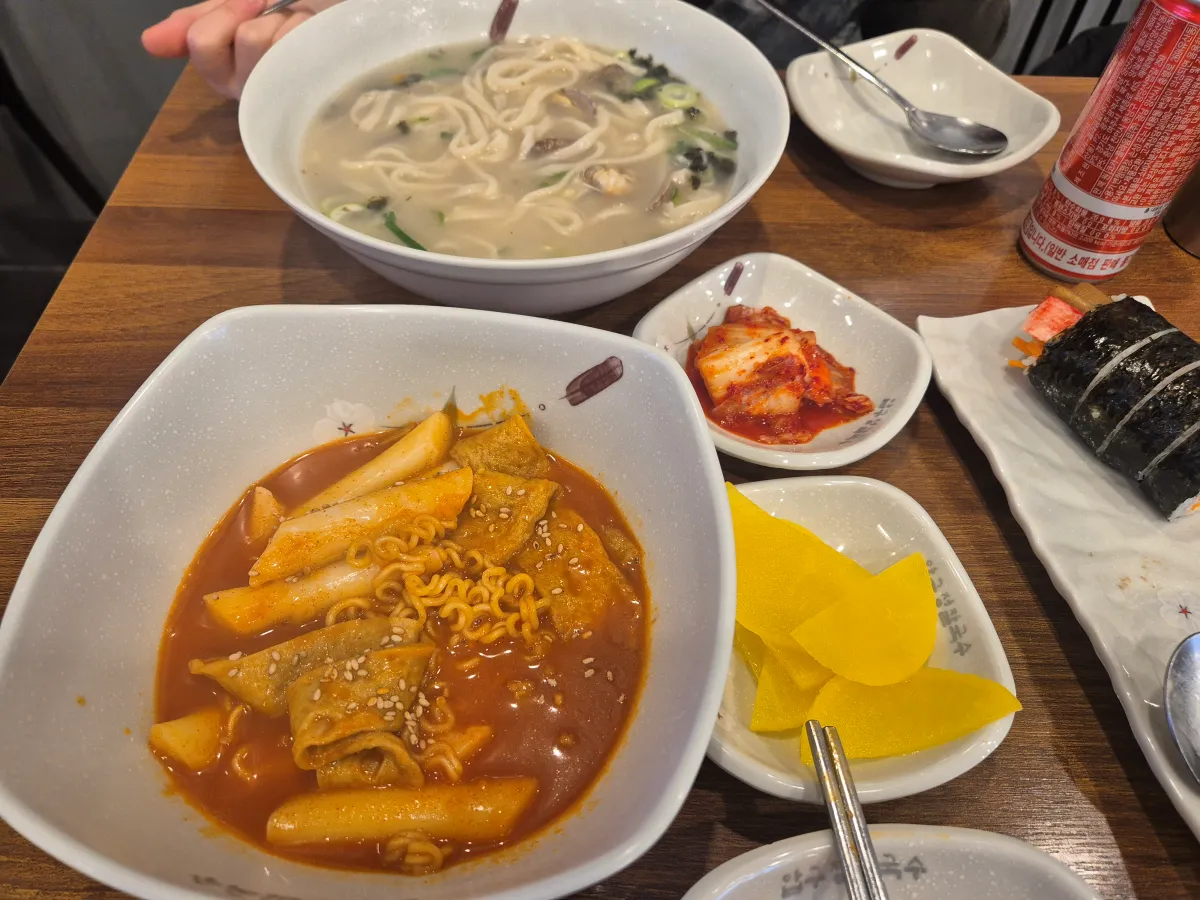압구정칼국수김밥-칼국수-라볶이-김밥