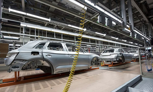 자동차 제조 공장 사진