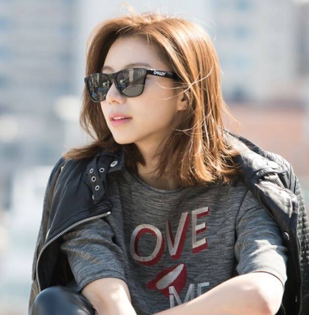 오클리 프로그스킨 선글라스 착용