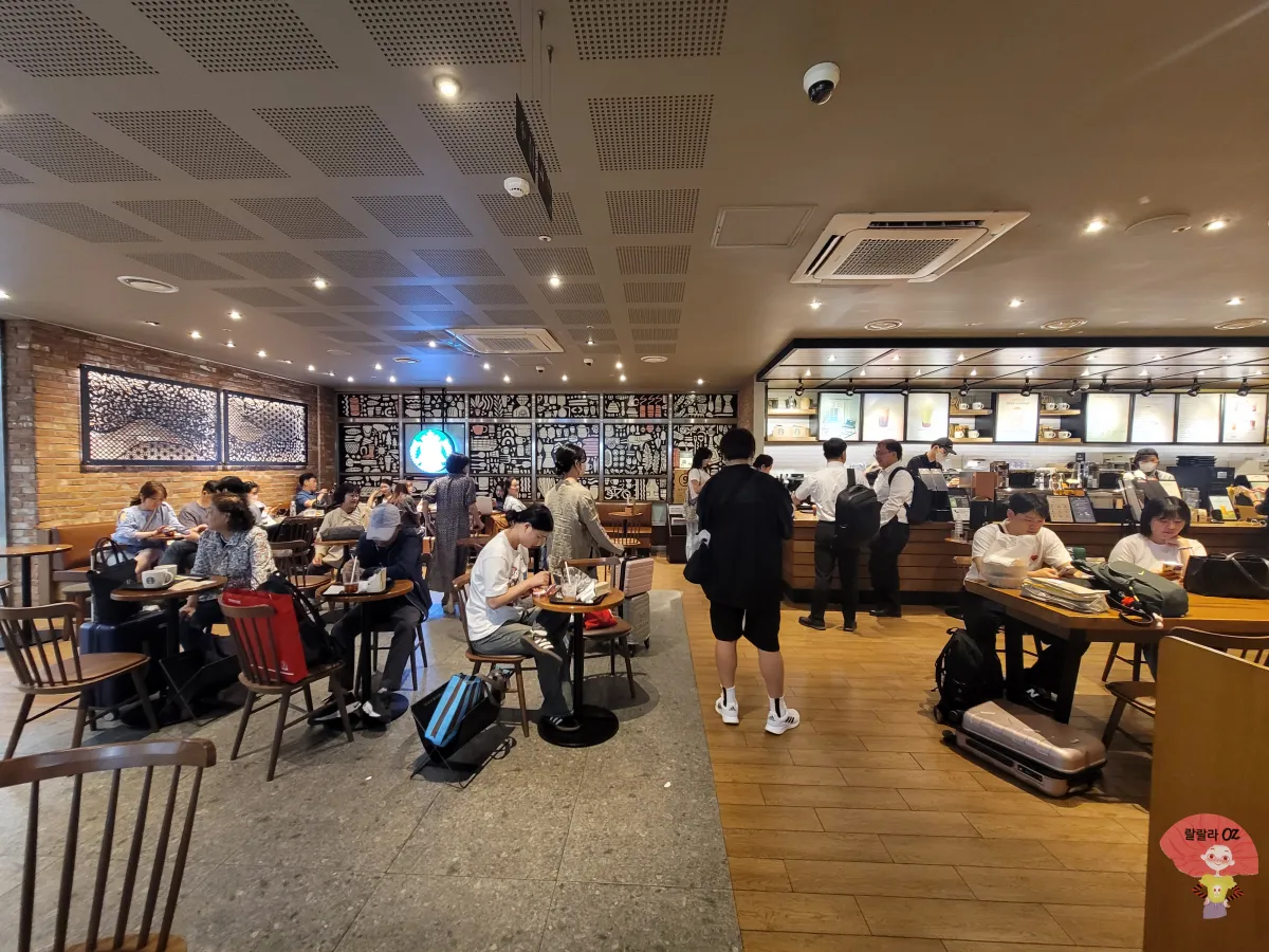 스타벅스-서울고속터미널점-내부모습-카페를-가득채운-사람들