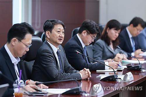 한-EU 디지털통상협정 체결&hellip;AI&middot;안보 협력 확대｜무엇이 달라지나?

한국과 유럽연합(EU)이 디지털통상협정(DTA)을 체결하고 인공지능(AI), 양자기술, 안보 분야 협력을 대폭 확대하기로 했습니다. 특히 이번 정상회담에서는 비밀정보보호협정 협상 개시와 함께 북한&middot;러시아 군사협력에 대한 공동 규탄 메시지도 담겨 국제사회의 주목을 받고 있는데요.

이번 글에서는 한-EU 정상회담의 주요 성과와 향후 기대 효과를 정리해보겠습니다.

한-EU 디지털통상협정 공식 체결

이재명 대통령은 10일(현지시간) 벨기에 브뤼셀에서 안토니우 코스타 EU 정상회의 상임의장과 우르줄라 폰 데어 라이엔 EU 집행위원장을 만나 정상회담을 가졌습니다.

이날 가장 큰 성과 중 하나는 바로 한-EU 디지털통상협정(DTA) 체결입니다.

이 대통령은 공동 언론발표에서 "EU는 중국과 미국에 이어 우리나라의 제3위 교역 대상이며, 제1위 투자 파트너"라며 협정 체결의 의미를 강조했습니다.

디지털통상협정(DTA)이란?

디지털통상협정은 디지털 경제 시대에 맞춰 국가 간 전자상거래 규범을 정하는 협정입니다.

주요 내용은 다음과 같습니다.

데이터의 자유로운 이동
전자서명 및 전자인증 상호 인정
종이 없는 무역 활성화
디지털 무역 규범 마련
기업의 업무 효율성 증대

이번 협정을 통해 한국 기업들은 EU 시장에서 보다 안정적인 데이터 기반 비즈니스 환경을 구축할 수 있을 것으로 기대됩니다.

AI&middot;양자기술 협력도 확대

한국과 EU는 미래 산업 분야 협력 강화에도 뜻을 모았습니다.

양측은 특히 다음 분야에서 협력을 확대하기로 했습니다.

인공지능(AI) 공동 연구
양자기술 연구 협력
연구자 교류 확대
첨단기술 개발 협력
탄소중립 및 에너지 전환 기술 공유

글로벌 기술 패권 경쟁이 치열해지는 가운데, 이번 협력은 한국의 첨단 산업 경쟁력 강화에도 긍정적인 영향을 미칠 것으로 보입니다.

비밀정보보호협정 협상 개시

이번 정상회담에서는 비밀정보보호협정(Security of Information Agreement) 협상 개시도 발표됐습니다.

이 대통령은,

"비밀정보보호협정이 조속히 체결돼 민감 정보를 안전하게 공유하고 산업 및 연구 협력이 활발히 진행되길 기대한다"

고 밝혔습니다.

협정이 체결될 경우 한국과 EU는 안보와 방위 산업 분야에서도 보다 긴밀한 협력이 가능해질 전망입니다.

러시아&middot;북한 군사협력 공동 규탄

양측은 공동성명을 통해 국제 안보 현안에 대해서도 공동 입장을 내놨습니다.

특히,

러시아의 우크라이나 침공 지속
북한의 러시아 지원
북러 군사협력

등에 대해 강한 우려를 표명했습니다.

공동성명에는

"러시아와 북한 간 불법적인 군사협력을 강력히 규탄한다"

는 내용이 포함됐습니다.

또한 북한의 핵&middot;탄도미사일 프로그램에 대한 우려와 함께 국제원자력기구(IAEA) 안전조치 준수를 촉구했습니다.

공급망&middot;무역 협력도 강화

경제 분야에서도 협력 확대가 예고됐습니다.

한국과 EU는 다음 분야에서 긴밀히 협력하기로 했습니다.

무역 및 투자 확대
공급망 안정화
디지털 산업 협력
첨단기술 공동 대응
에너지 협력 강화

또한 EU의 탄소국경조정제도(CBAM)와 철강 과잉생산 문제 등 주요 통상 현안에 대해서도 지속적인 협의를 이어가기로 했습니다.

초국가범죄 대응 협력도 강화

이번 회담에서는 승객 예약자료(PNR) 전송 협정도 타결됐습니다.

이를 통해 한국 세관 및 수사당국은 EU 국적 항공사의 승객 예약 정보를 보다 효율적으로 활용할 수 있게 됩니다.

기대되는 효과는 다음과 같습니다.

테러 예방 강화
국제 마약 범죄 대응
초국가 조직범죄 수사 지원
국경 보안 강화
마무리

이번 한-EU 정상회담은 단순한 외교 행사를 넘어 디지털 경제와 안보 협력의 새로운 전환점이 될 것으로 평가받고 있습니다.

특히 디지털통상협정 체결을 통해 기업들의 글로벌 비즈니스 환경 개선이 기대되며, AI와 양자기술 공동 연구는 미래 산업 경쟁력 확보에도 중요한 역할을 할 전망입니다.

또한 비밀정보보호협정과 북러 군사협력 공동 대응 등 안보 분야 협력 역시 더욱 강화될 것으로 보입니다.

SEO 키워드

한-EU 디지털통상협정, 디지털통상협정 DTA, 이재명 EU 정상회담, 한-EU 정상회담, AI 협력, 양자기술 협력, 비밀정보보호협정, 북러 군사협력, EU 무역 협력, 디지털 경제