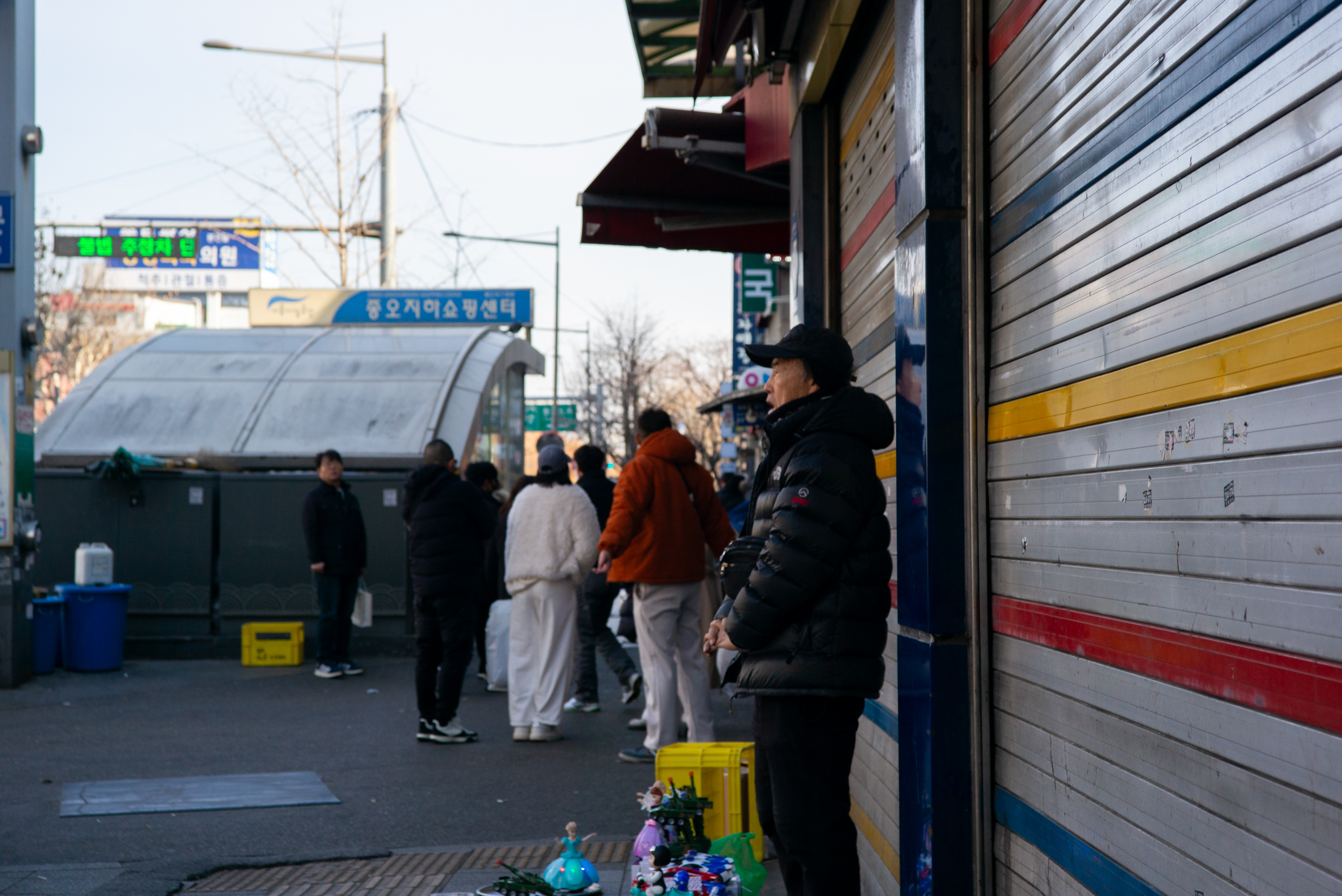 종로 지하 쇼핑센터 입구 근처의 거리 풍경. 셔터의 다채로운 선과 인물들의 뒷모습을 담은 라이카 M-P 240 스냅.