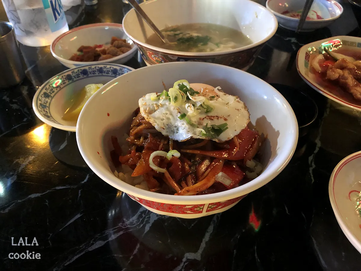 대구-달서구-상인동-맛집-자미원-중화비빔밥-계란프라이가-올려져-있다