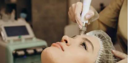 피부과 시술 받는 여성 사진