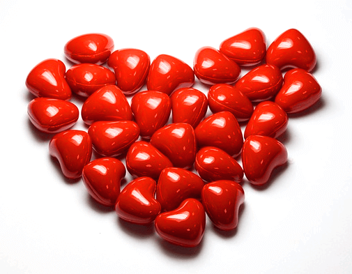 수십개의 빨간 하트 모양의 커다란 알약들이 가득 모여있다.