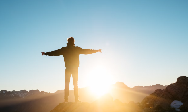 드넓은 초원위에 팔을 벌리고 서서 바라보고 있는 남자
