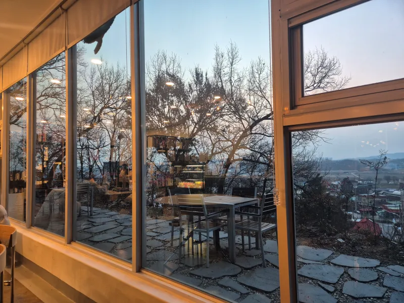 카페-힐가텐-창밖-저녁