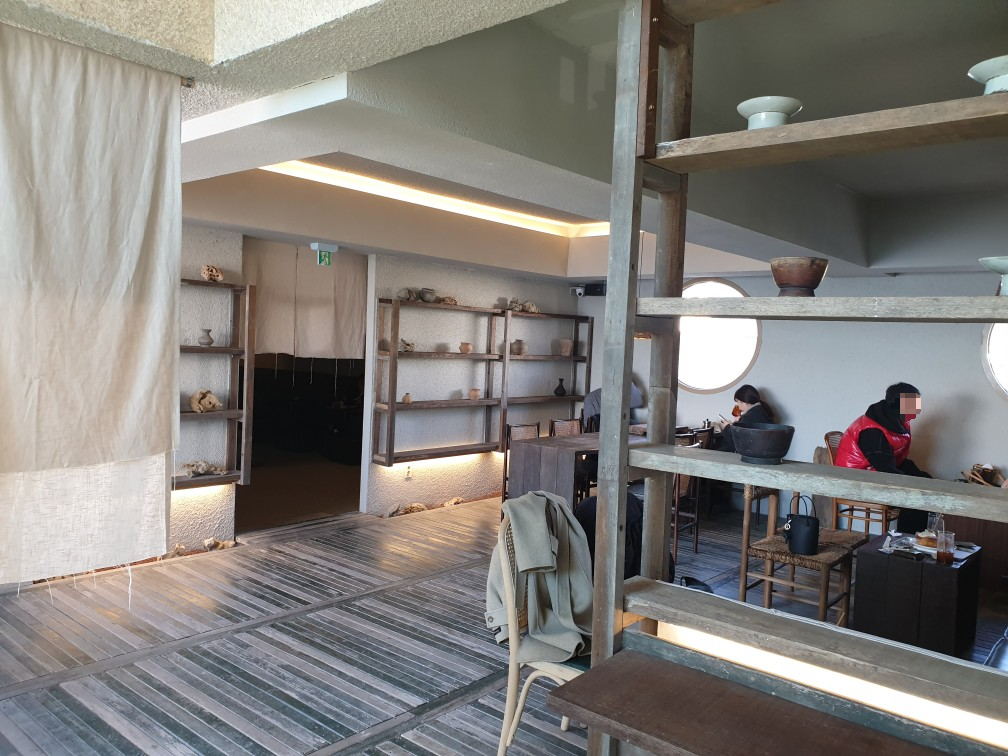 카페베이스 2층 좌석공간