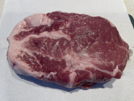 수육 맛있게 삶는법 - 고기 핏물 키친타월에 흡수