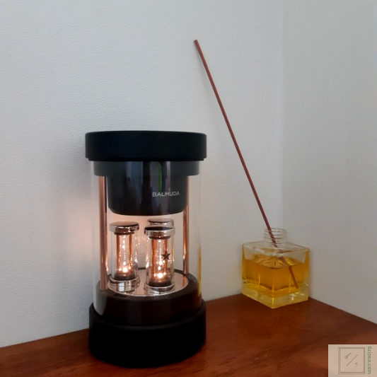 발뮤다 스피커가 전시되어 있습니다.