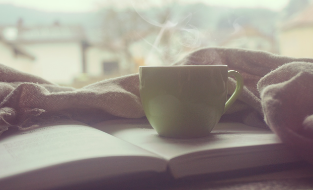 아침 햇살이 드는 창가에 놓인 김이 나는 따뜻한 물 한 잔