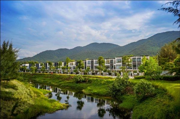 자연속에 단지를 이루고 있는 타운하우스 모습