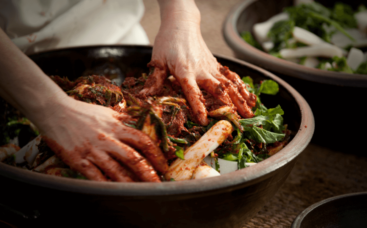 김장 김치 용기에 담기