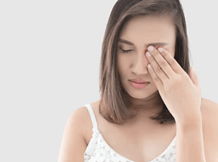 왼손으로-왼쪽-눈을-만지는-여자