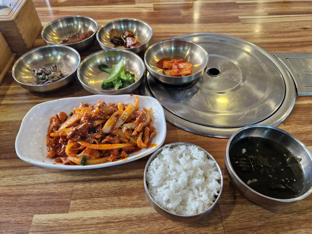 밑반찬-5가지와-제육볶음