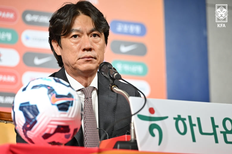인터뷰를 하고 있는 홍명보 감독