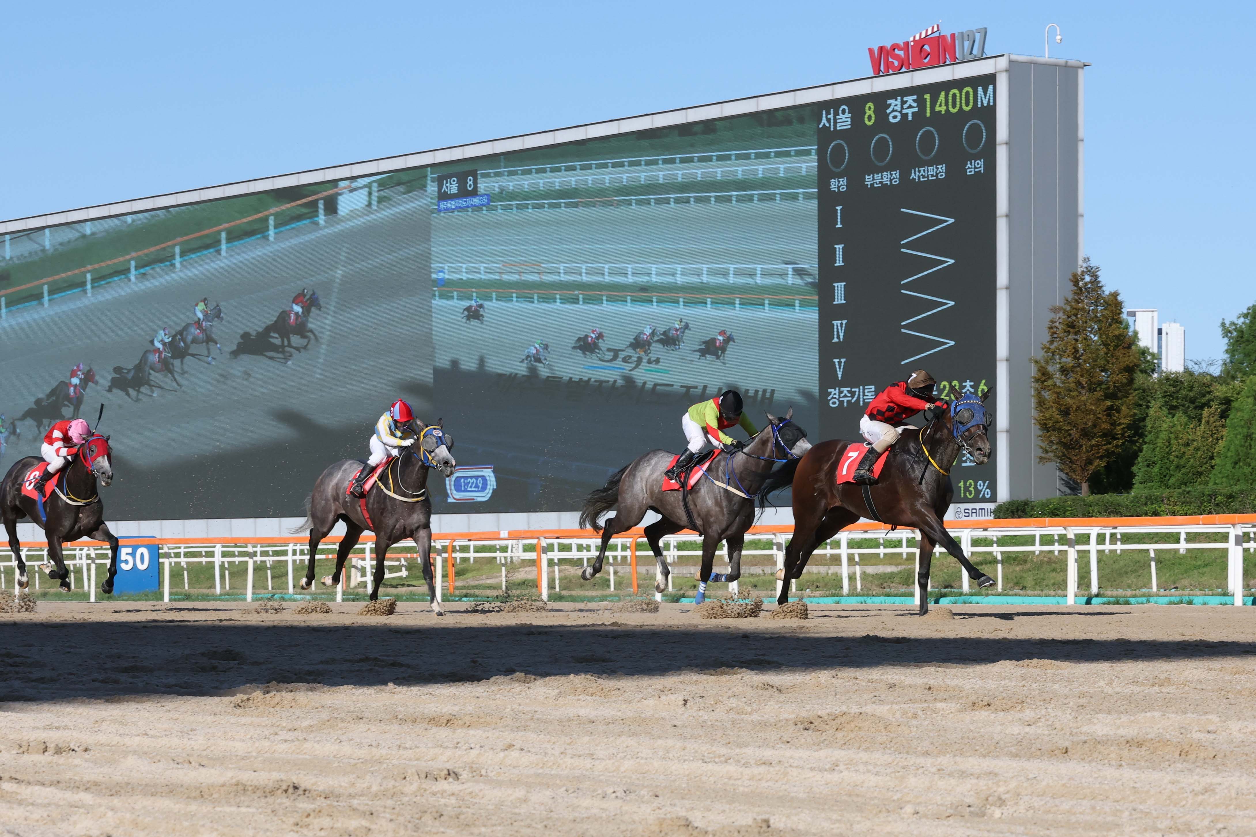 제12회 제주특별자치도지사배 대상경주 우승마 보령라이트퀸과 정도윤 기수