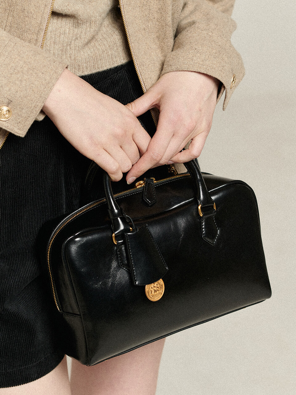 FABRICOLOGY 패브리콜로지 -Audrey Classic Square Bag Black 모델컷2