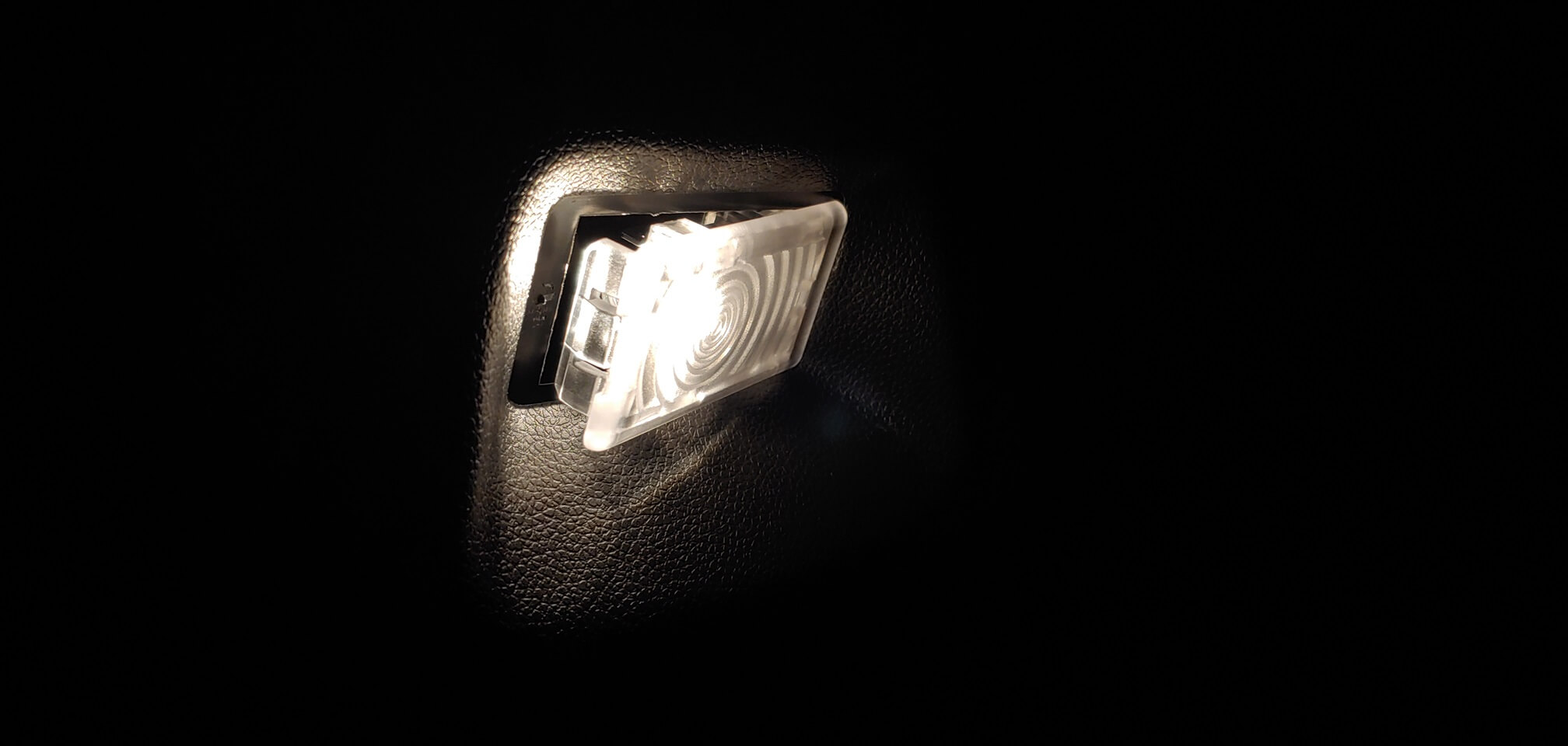 실제 차주가 알려주는 쉐보레 트랙스 크로스오버 - LED 실내등(전등) 교체하기