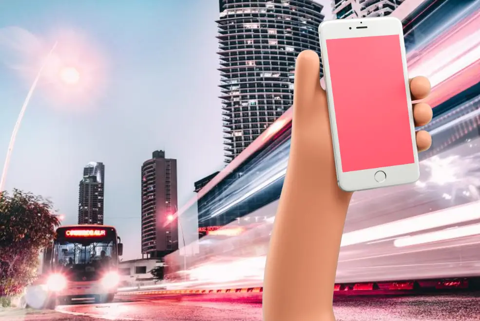 밤-도로를-달리는-고속버스-스마트폰을-들고-있는-손