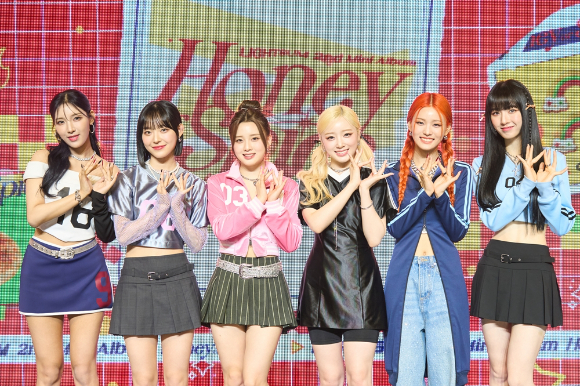 그룹 라잇썸이 11일 서울 용산구 블루스퀘어 마스터카드홀에서 열린 미니 2집 &#39;Honey or Spice&#39; 발매 기념 쇼케이스에서 포즈를 취하고 있다. [사진=큐브엔터테인먼트]