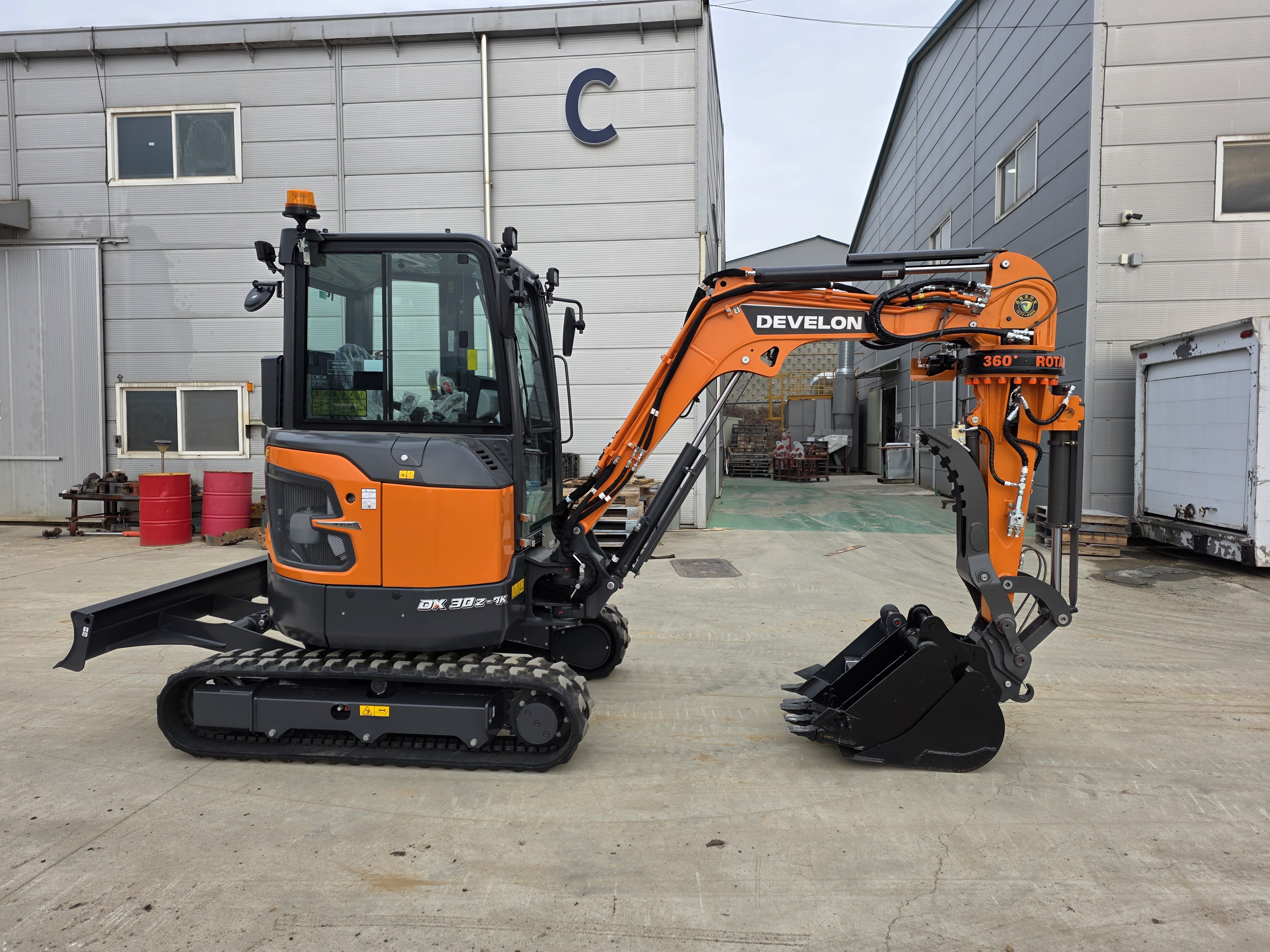 회전암을 장착한 굴삭기