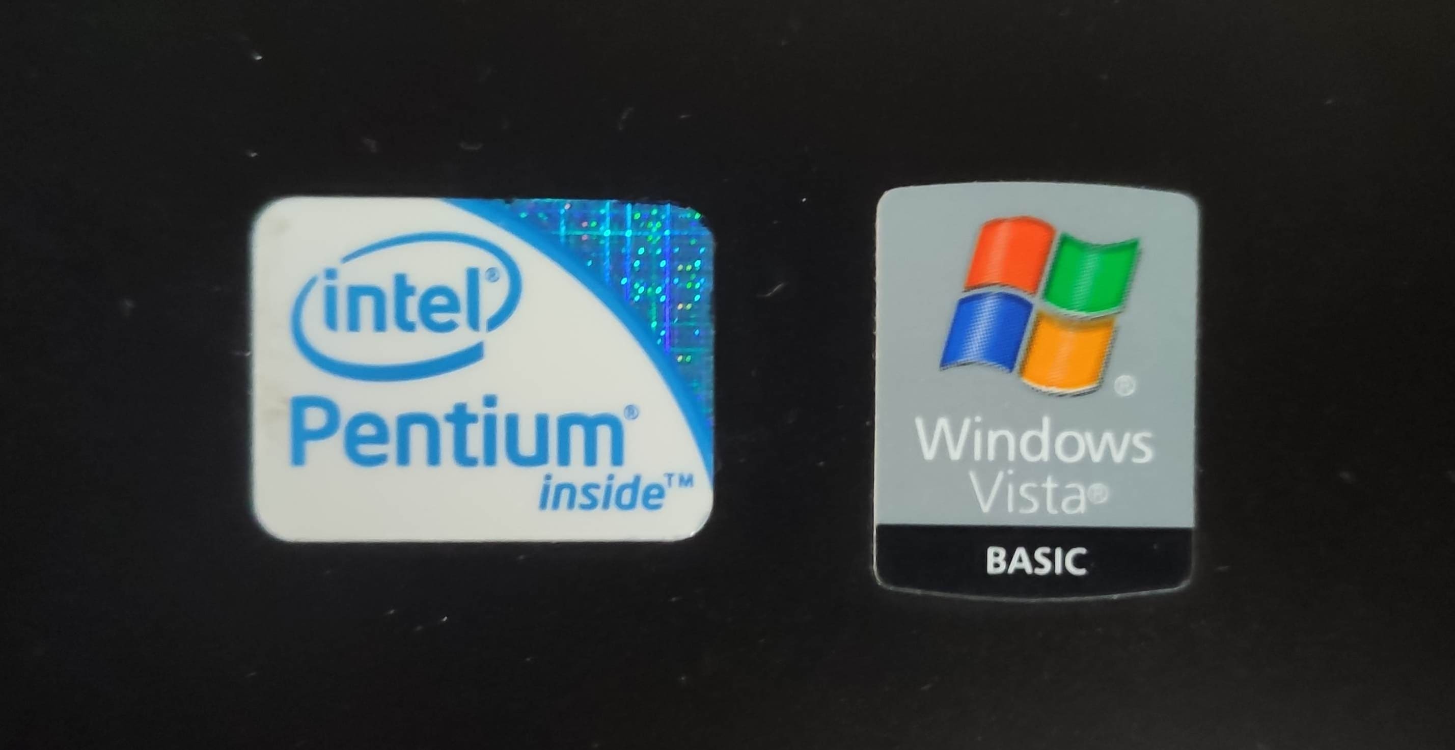 노트북의 사양을 알려주는 스티커